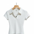 Top Polo Blanco con Collar V y Colgante Corazón