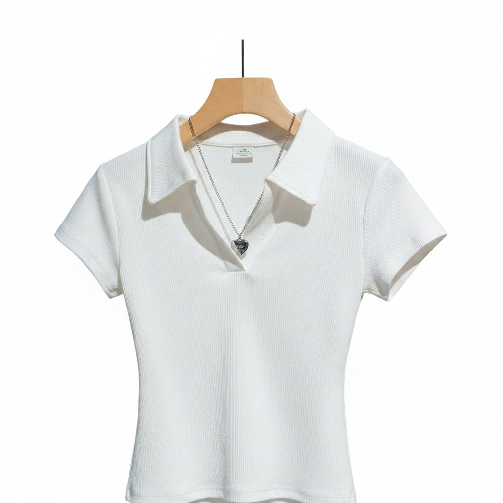 Top Polo Blanco con Collar V y Colgante Corazón