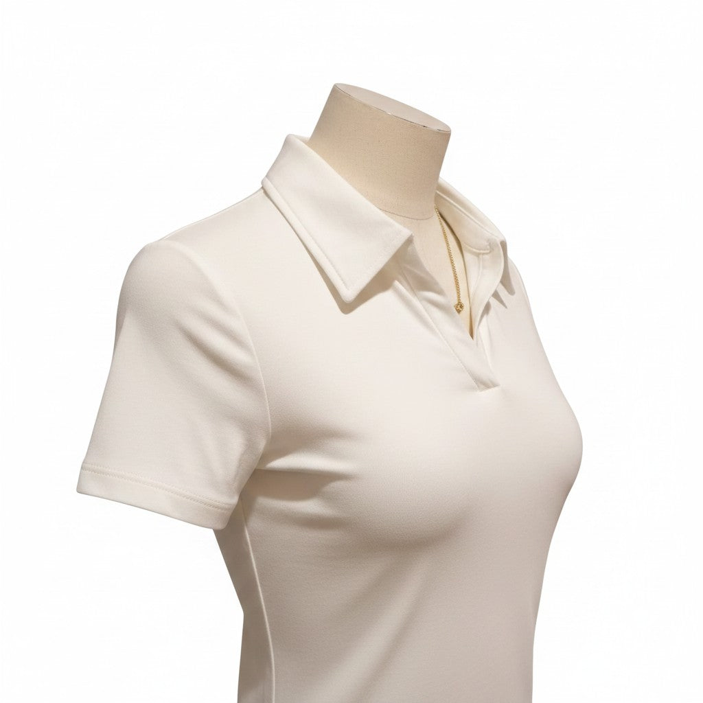 Top Polo Blanco con Collar V y Colgante Corazón